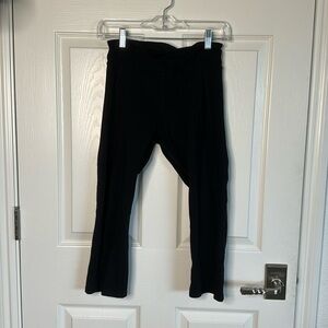Lorna Jane black capri leggings.